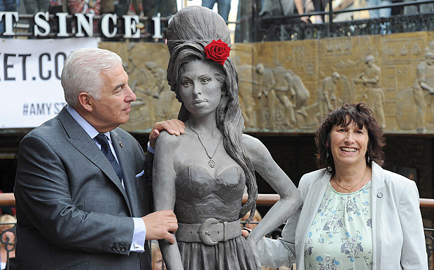 amy winehouse, prinderit te statuja