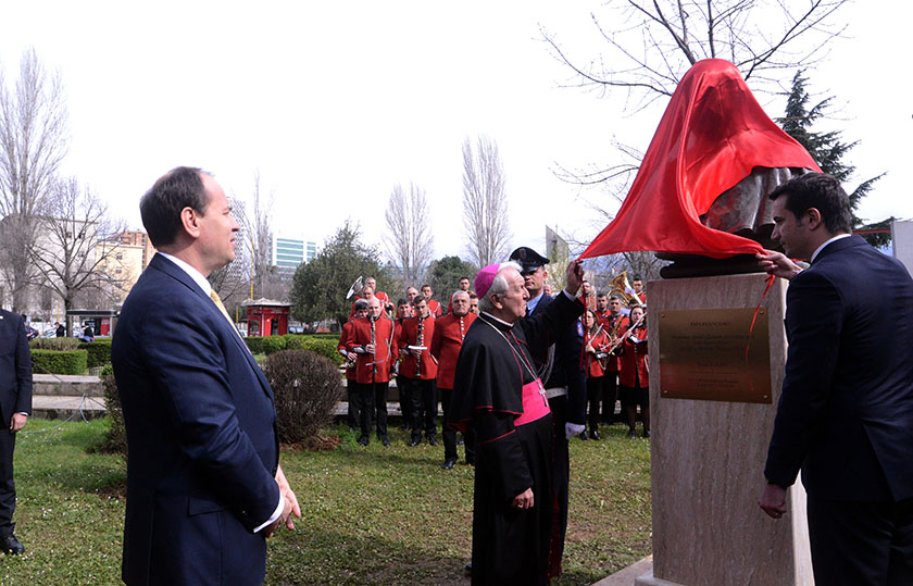 bujar nishani dhe busti qe zbulohet nga erioni