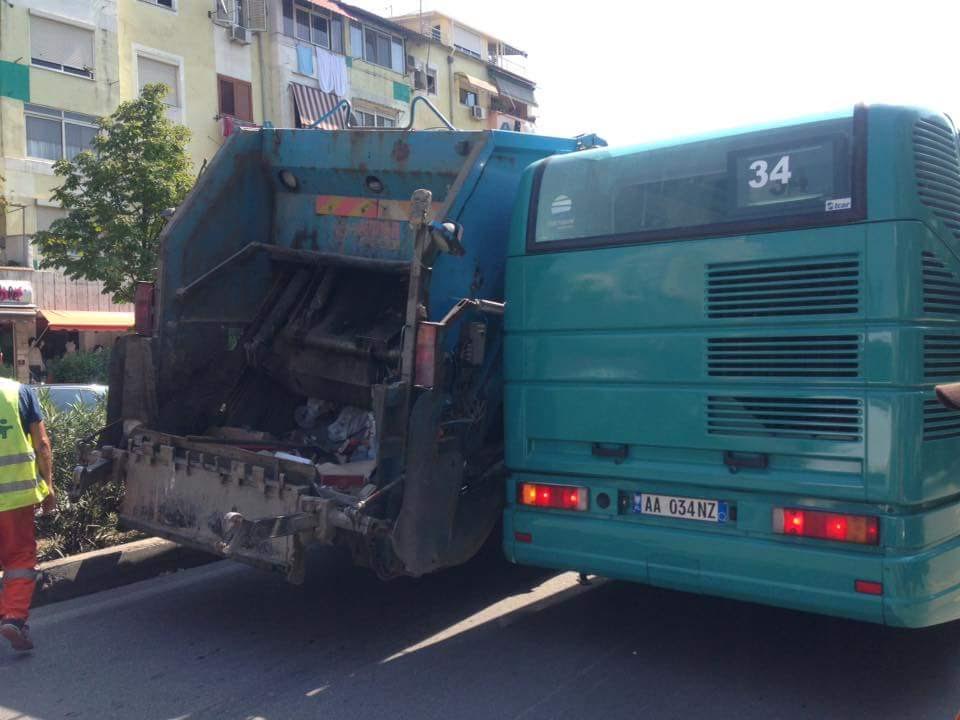 makina e plehrave aksident me autobusin