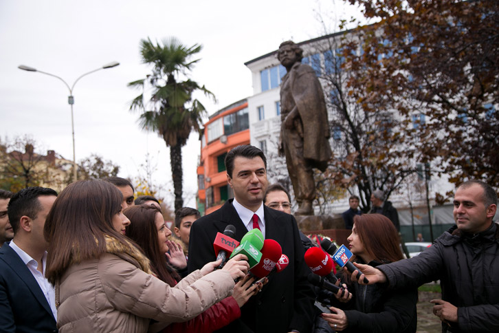 opozita homazh monumenti adem jashari1