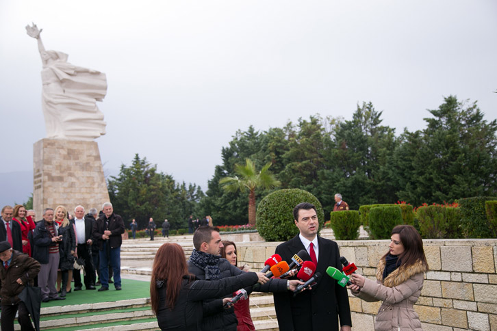 opozita, varrezat e deshmoreve4