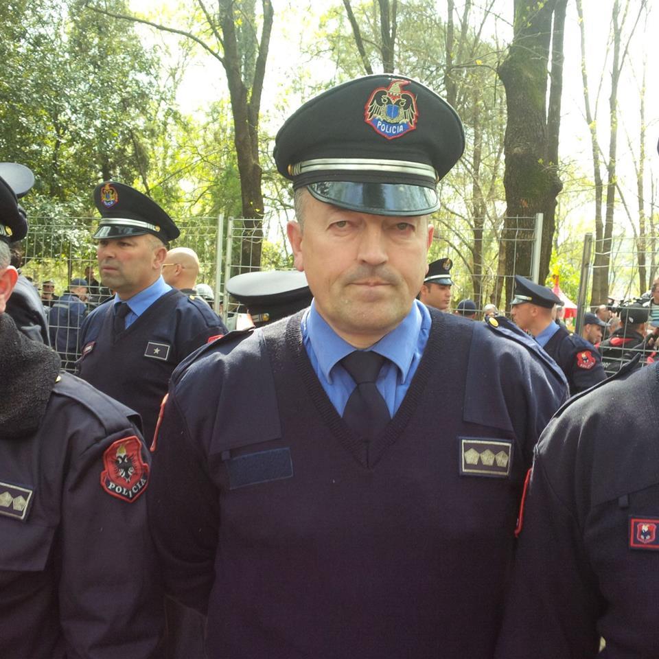 policia protetsa pistile numri