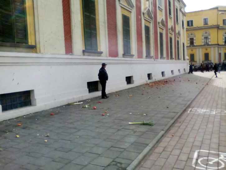 tirane, proteste bashkia1