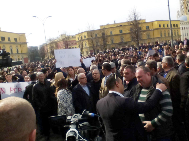 tirane, proteste bashkia2