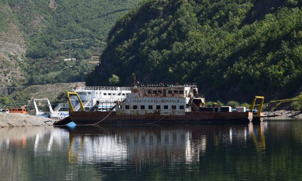 trageti-i-vjeter-i-braktisur-ndertuar-nga-kantieri-detar-i-durresit-600x360