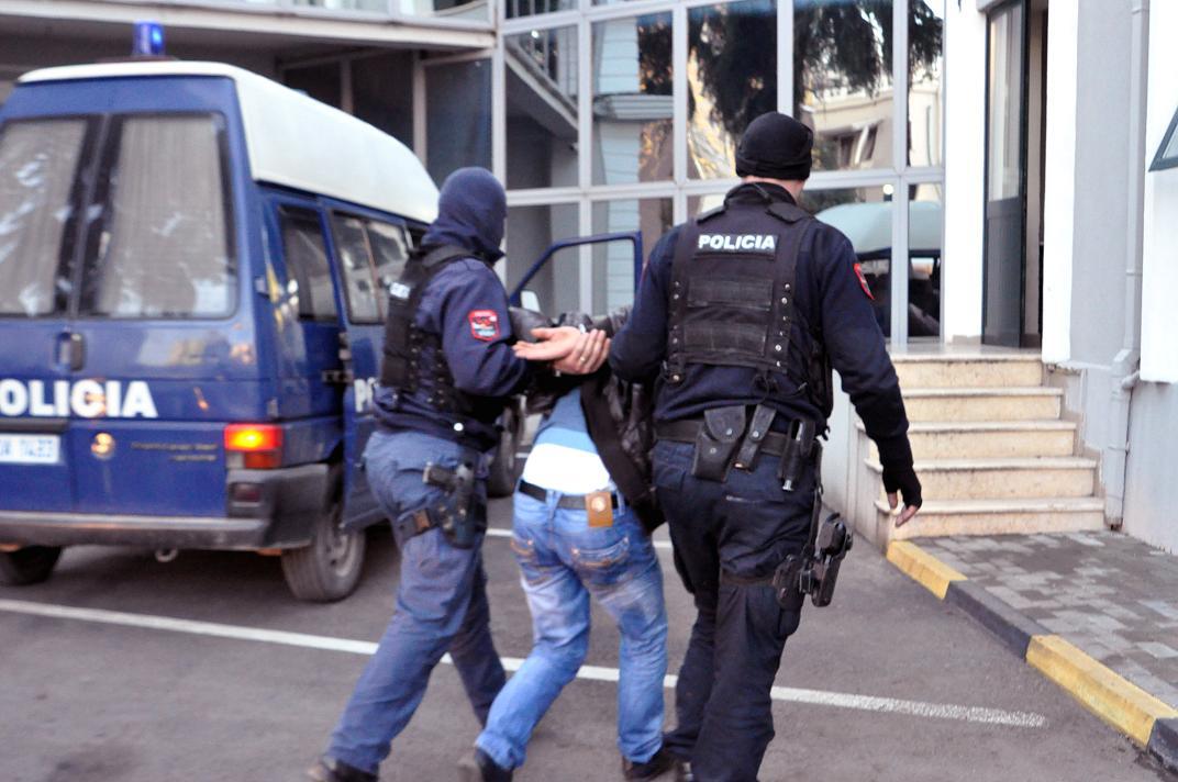 I sëmuri mendor izolon nënën, e lë pa bukë dhe ilaçe