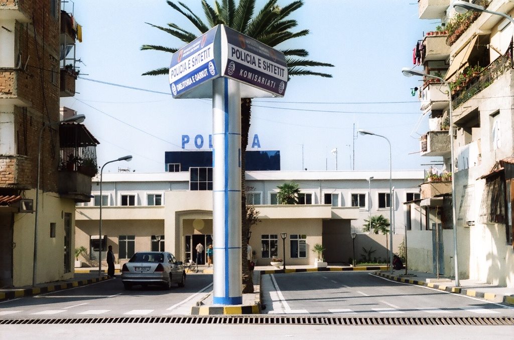 Vlorë, policia provokon protestuesit , ju kërkon karta identiteti