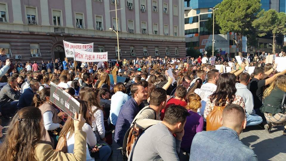 “Studentët mbushin sheshin, Rama i tmerruar ikën nga zyra”