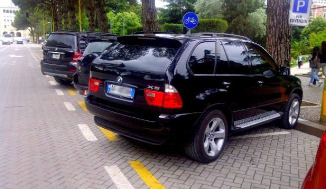 Deputetët e PS “mendojnë si për vete”, kundër rritjes së taksave dhe makinave luksoze