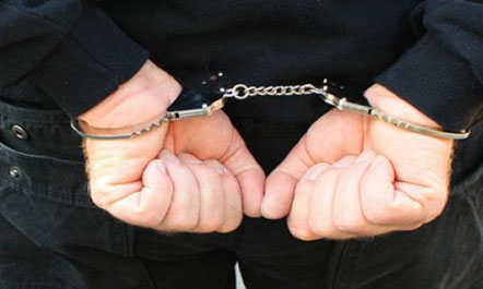 Sarandë, tentoi ti fuste hashash vëllait në burg, arrestohet