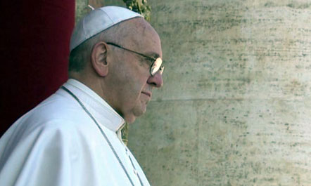 Papa Françesku uron krishtlindjet dhe bën apel për paqe