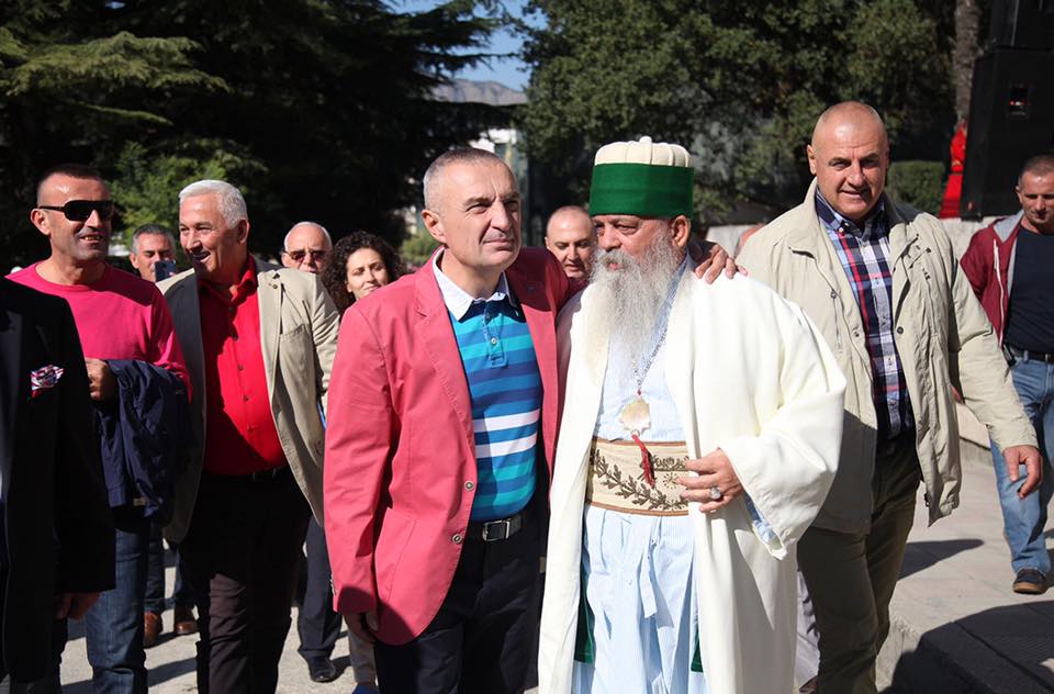 FOTO LAJM/ Ilir Meta i hedh dorën në qaf Baba Mondit