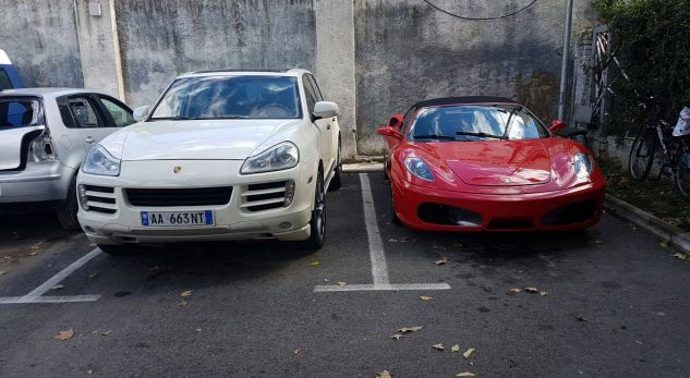 26-vjeçari me “Ferrari” e “Porsche”, që joshte femrat e më pas i nxirrte në rrugë si prostituta