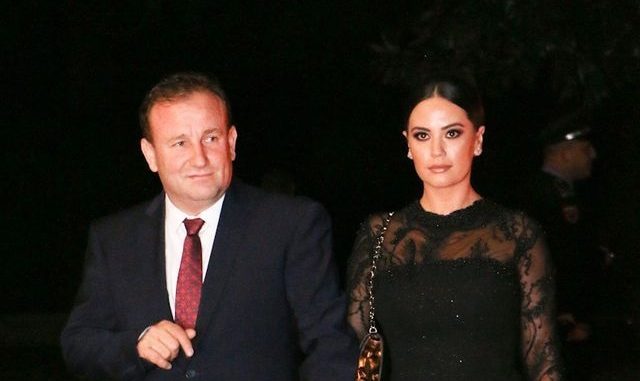 FOTOT/ Henri Çili prezanton të dashurën e re