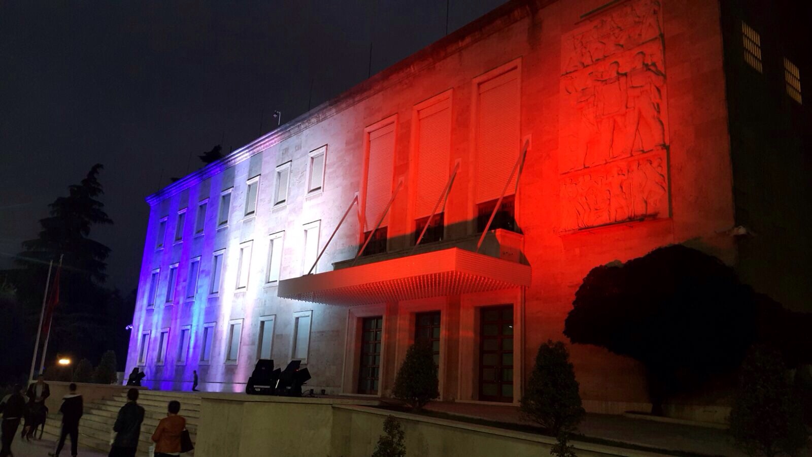 FOTO/ Kryeministria e veshur në ngjyrat e flamurit francez
