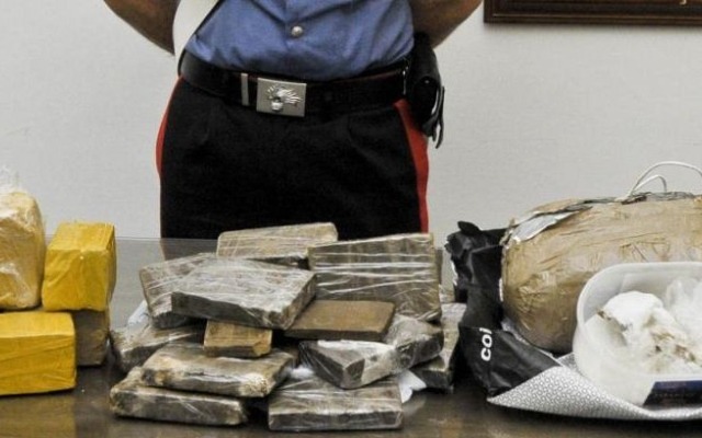 Itali, kapet shqiptari me 40 kg drogë, e fshehu në garazh