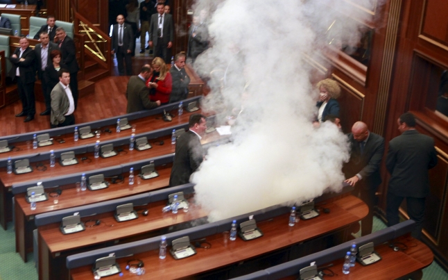 Zgjedhja e Presidentit: Opozita hedh gaz lotsjellës në Kuvend