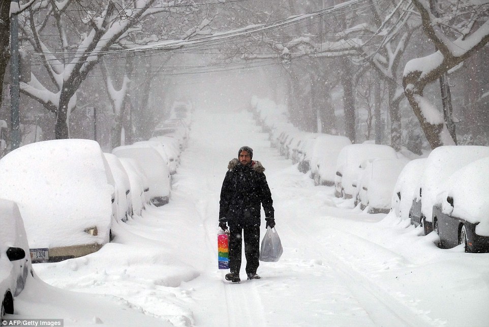 FOTO/ Disa momente të ralla të stuhisë së dëborës në SHBA