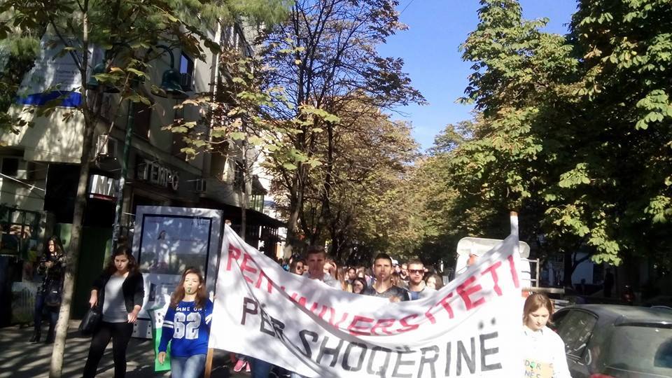 Studentët në marshimim para kryeministrisë, kundër rritjes së tarifave të studimit