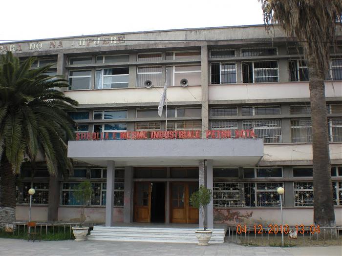 Fier, sherr mes mësueses dhe Drejtoreshës së shkollës