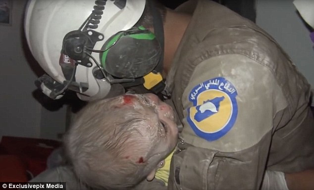 VIDEO/ Imazhi i foshnjes që po përlot botën, nxirret e gjallë nga rrënojat