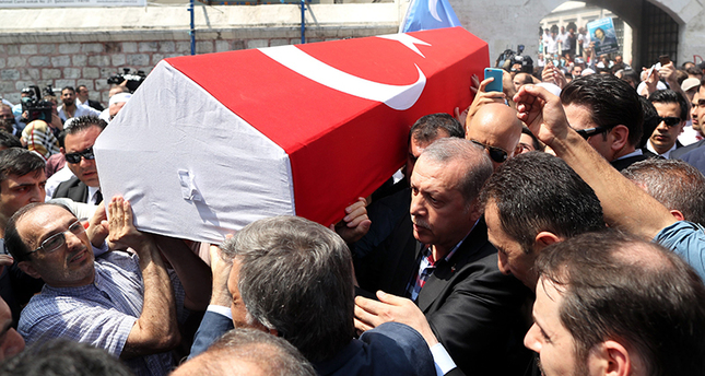 FOTO/ Përcillen në banesën e fundit, Erdogan merr pjesë në varrimin e viktimave të grusht shtetit