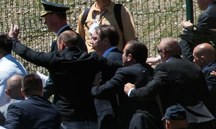 Srebrenicë, kryeministri serb Vuçiç sulmohet me gurë