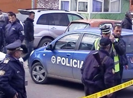 Shkrepet arma, i riu merr tre plumba në këmbë, shoku fsheh armën dhe arratiset