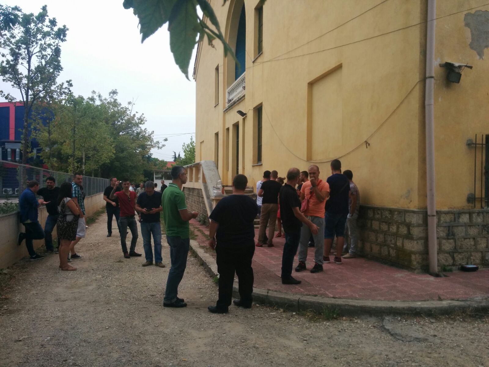 FOTO/Gazetarët e a1report, protestë për pagat dhe vazhdimin e punës