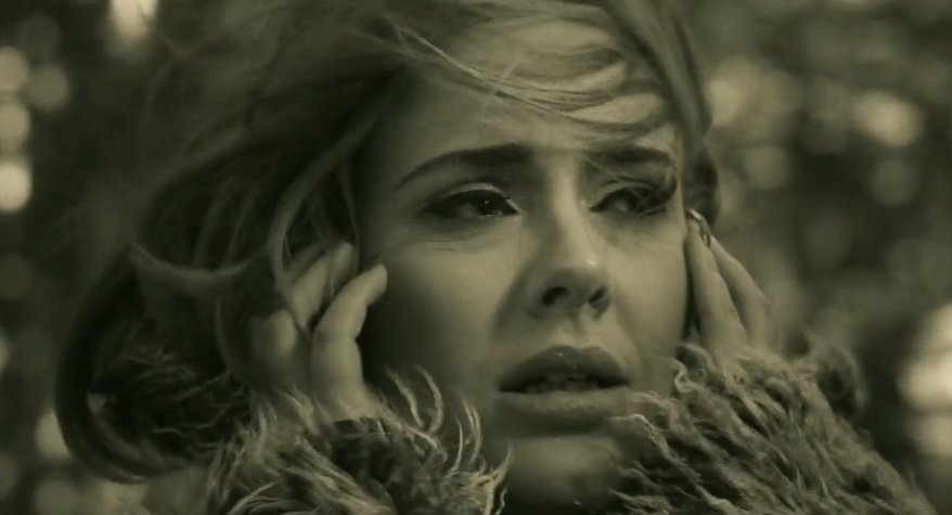 VIDEO/ Adele godet dhe përshëndet me klipin e saj të fundit “Hello”
