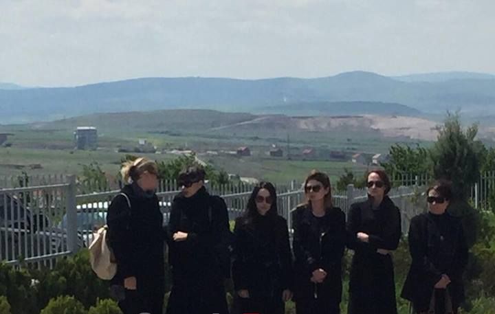 FOTO/ I është dhënë lamtumira e fundit nënës së Adelina dhe Zanfina Ismailit