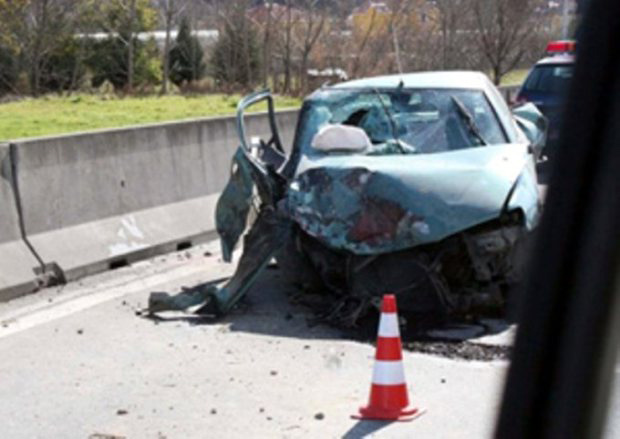 Tiranë, makina del nga rruga, 1 i vdekur dhe 3 të plagosur