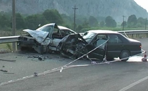Aksidentohen dy makina, 1 i vdekur e 3 të plagosur