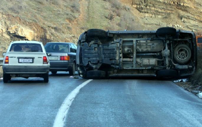 Fushë Krujë, një furgon me nxënës përfundon në kanal