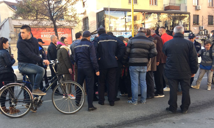 Automjeti përplas fëmijën tek Rruga e Durrësit