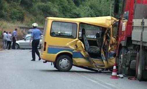 Korçë, përplaset kamioni me furgonin, 4 të plagosur