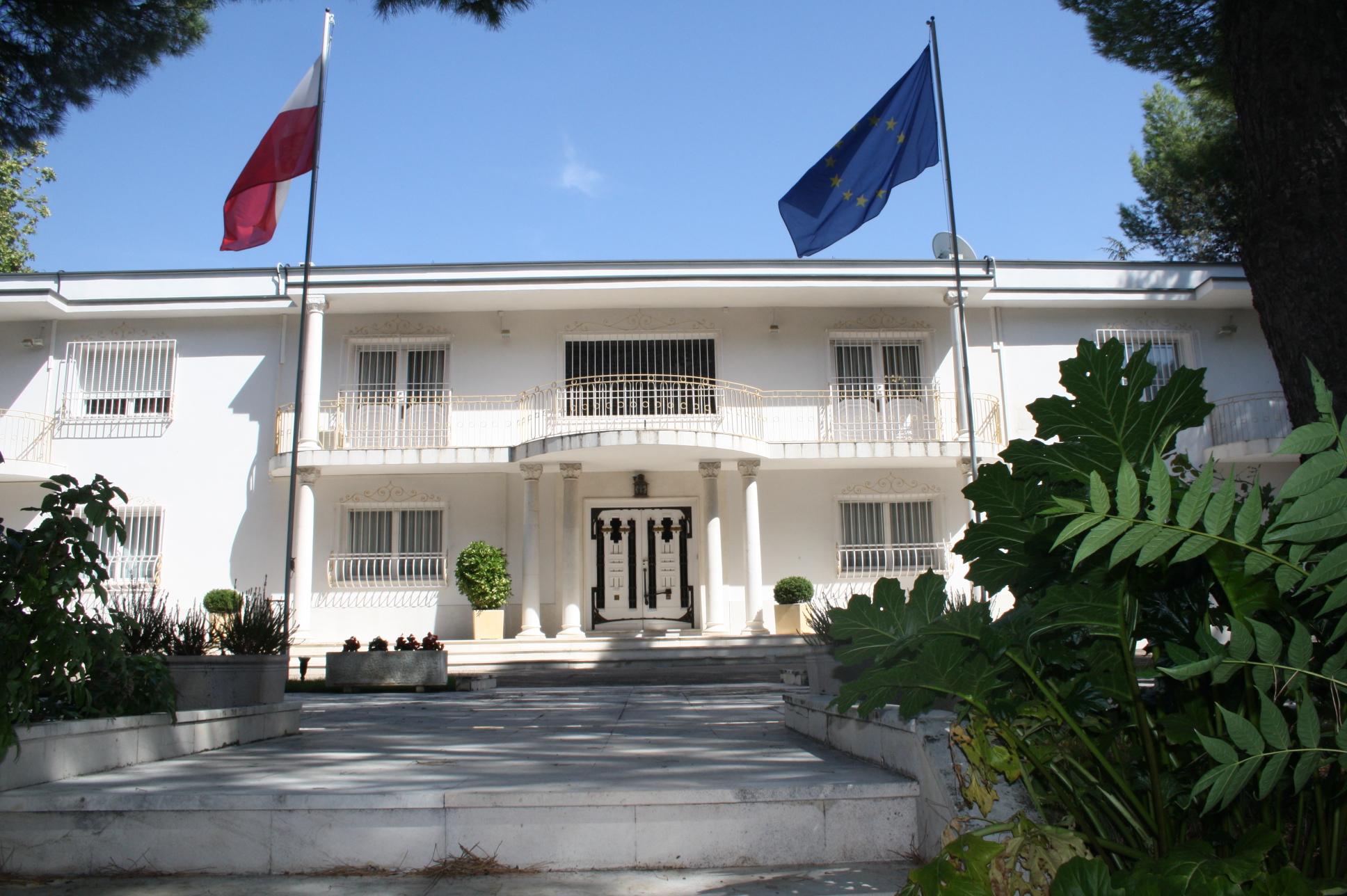 Tirana ‘blindon’ ambasadat e huaja në Shqipëri pas vrasjes së ambasadorit rus në Turqi