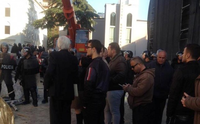 Ambasadori gjerman sqaron praninë e tij në protestën e opozitës