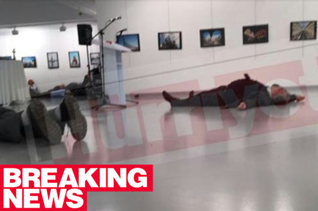 FOTO/ Ankara, atentat me armë ndaj ambasadorit rus në Turqi