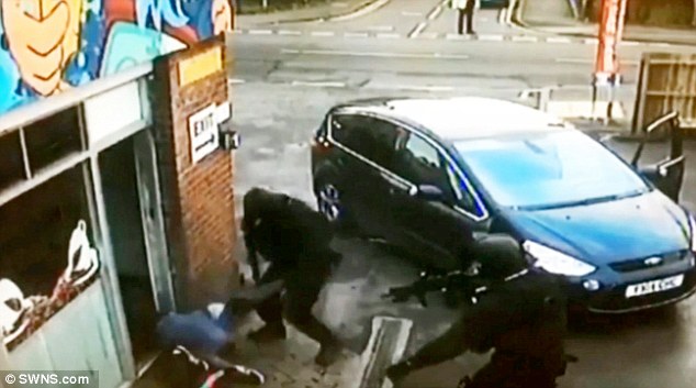 VIDEO/ Shihni pamjet, policët britanikë tërheqin zvarrë shqiptarët