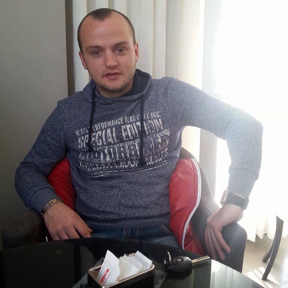 FOTO/ Daja në burg, nipi i vë gjobë gruas së tij