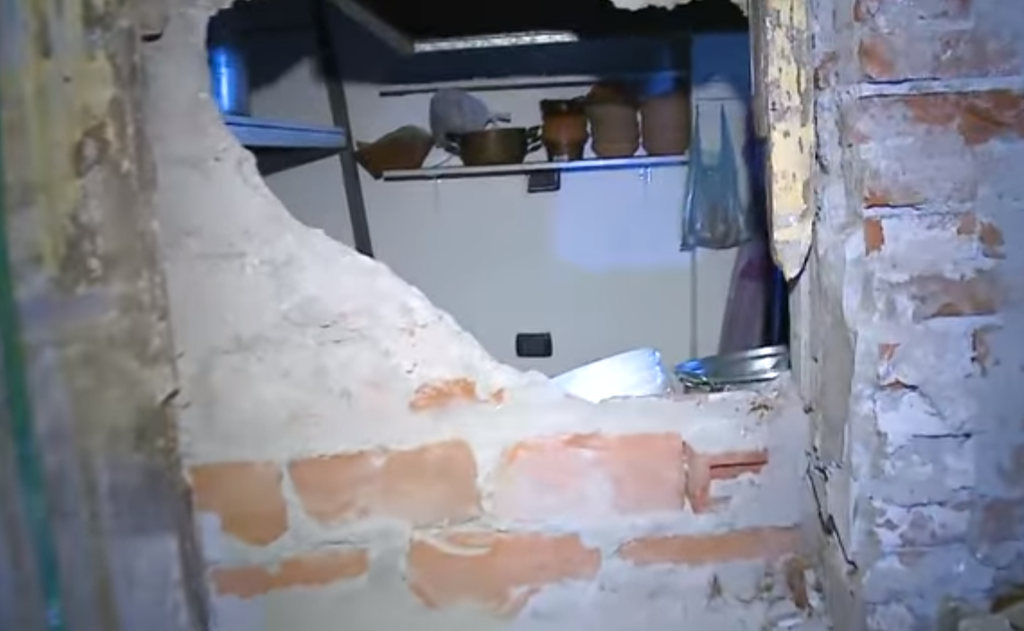 Vjedhja e argjendarisë, 20 të shoqëruar. U çanë 4 mure