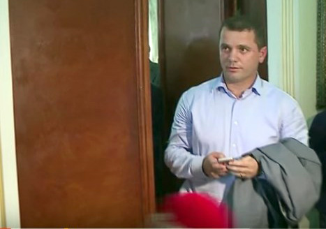 Këqyrja e celularit mund të tradhëtojë deputetin Armando Prenga