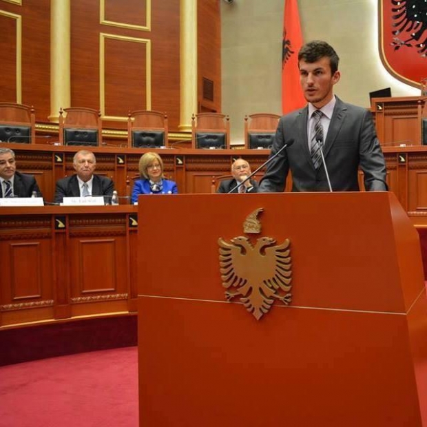 Mbajti fjalim në Kuvend, arrestohet për mashtrim 25-vjeçari