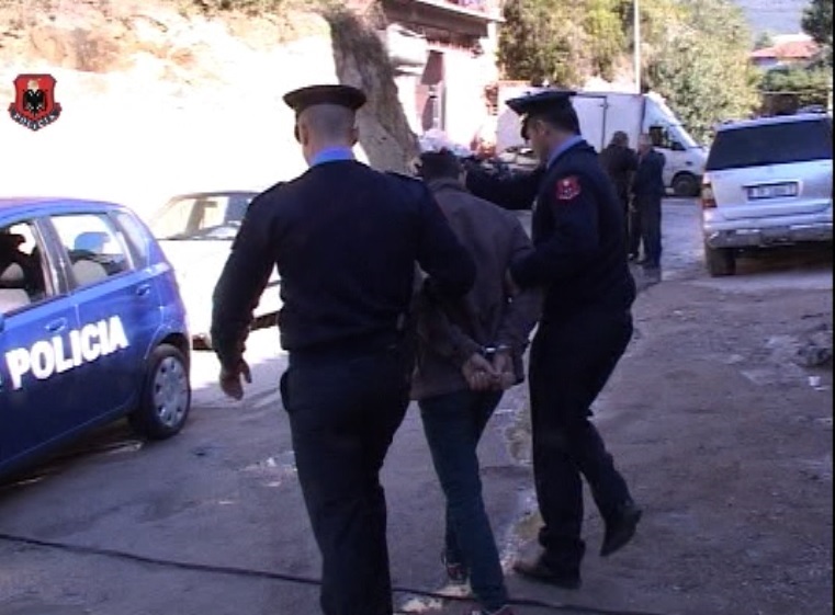 “SURPRIZA”, 6 arrestime, 2 në kërkim. Në pranga banda e tmerrshme e Rrogozhinës