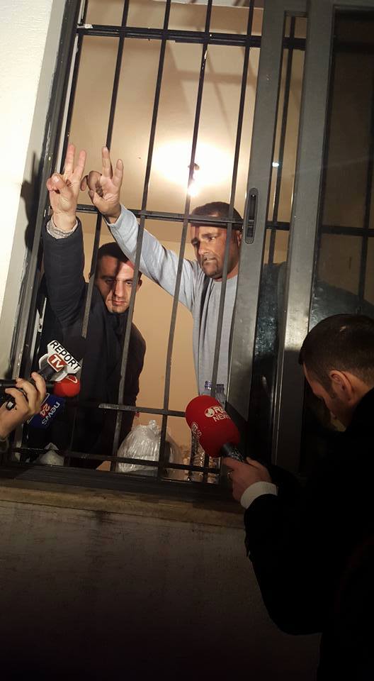 Arben Hajdari/Protestuesi me plagë në kokë, e rrahu shefi i krimeve në Kamëz