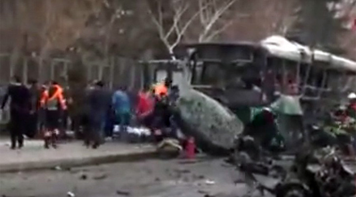 Turqi, sulmohet me bombë një autobusi me ushtarë jashtë universitetit