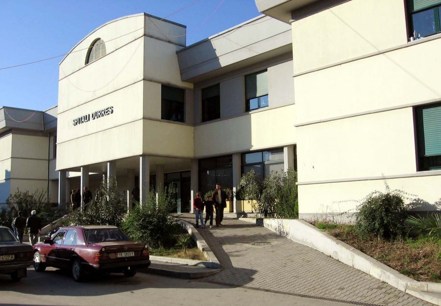 EMRAT/ Vëllezërit e dehur prishin rendin në spitalin e Durrësit, godasin edhe policinë