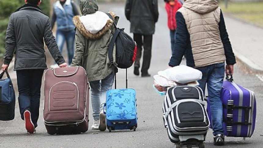 STUDIMI/ 2/3 e të rinjve shqiptarë kërkojnë të largohen – të parët në Europën Juglindore për eksod