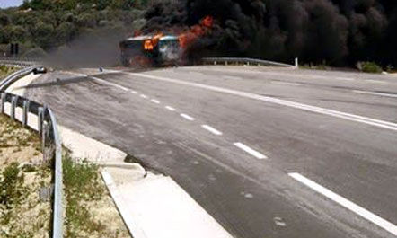Digjet plotësisht autobusi i linjës Tiranë-Delvinë, shpëtojnë udhëtarët